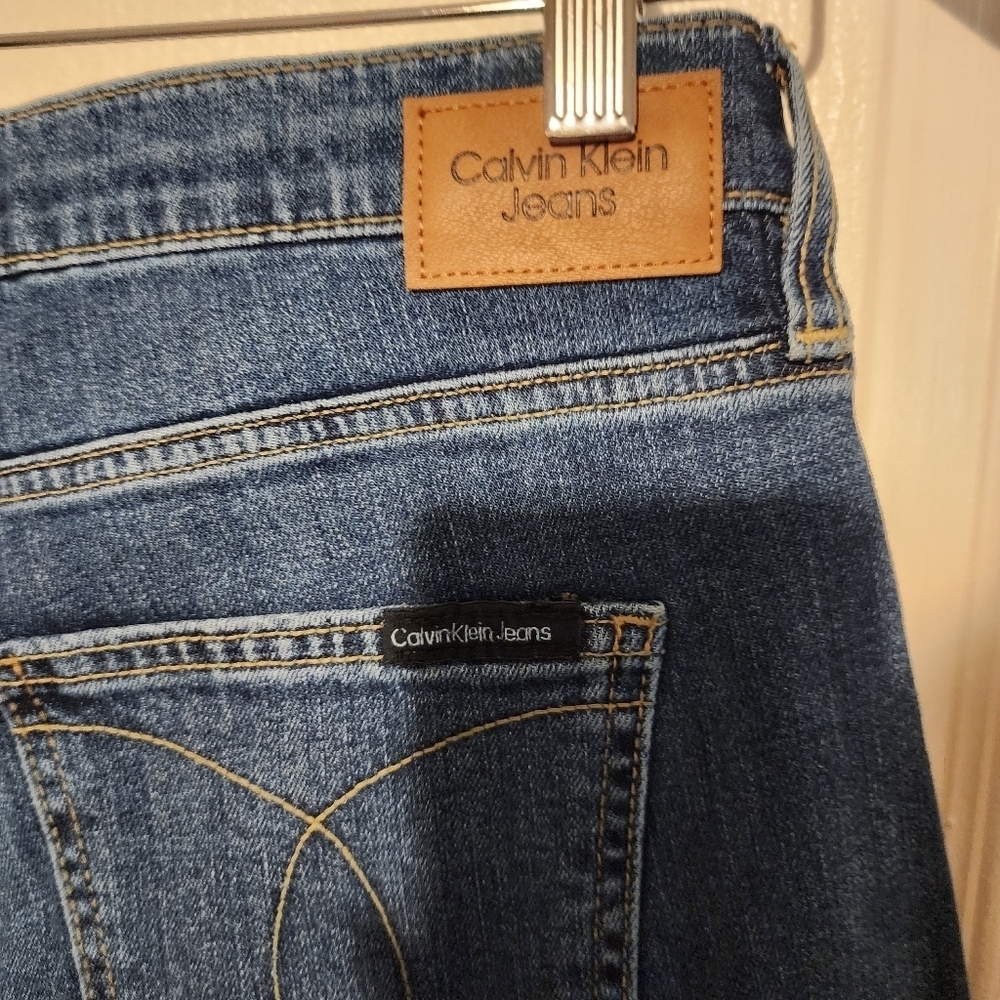 NWT Calvin Klein High Rise Jeans. Size 8. - Picture 3 of 4